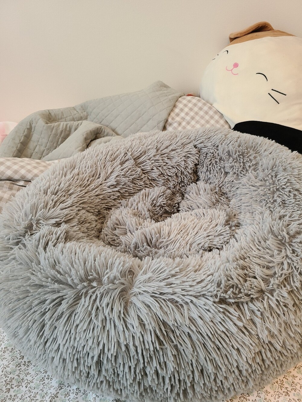 Luxurious Gray Shag Pet Bed